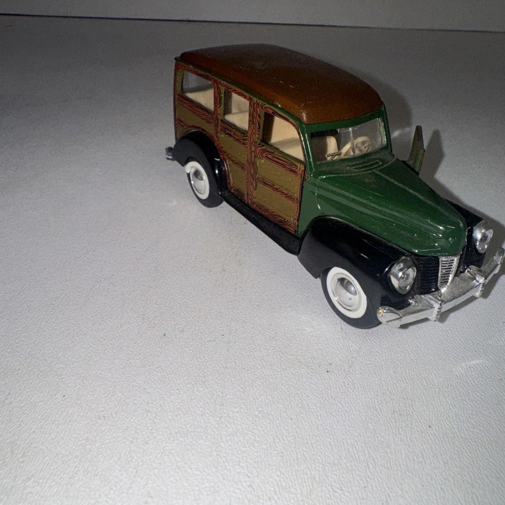 Superior 1940 Ford Woody Wagon - diecast car with pull-back motor - 1:43-scale - Picture 4 of 10